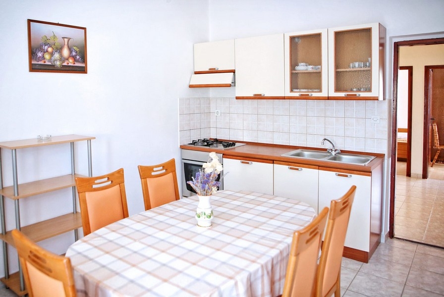 Cucina e tavolo da pranzo.