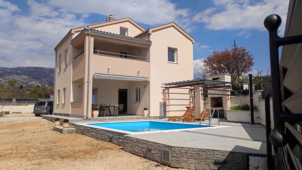 Casa con piscina in vendita a Rovanjska vicino a Zadar.