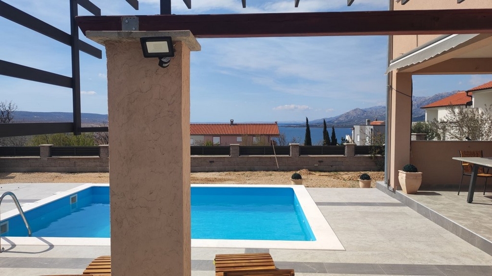 Piscina e vista mare dalla terrazza