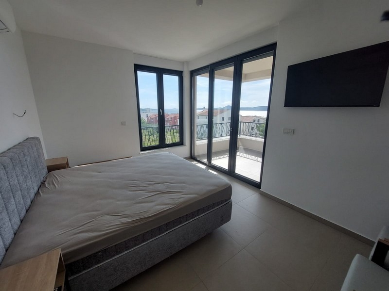 Camera da letto con accesso alla terrazza e vista mare