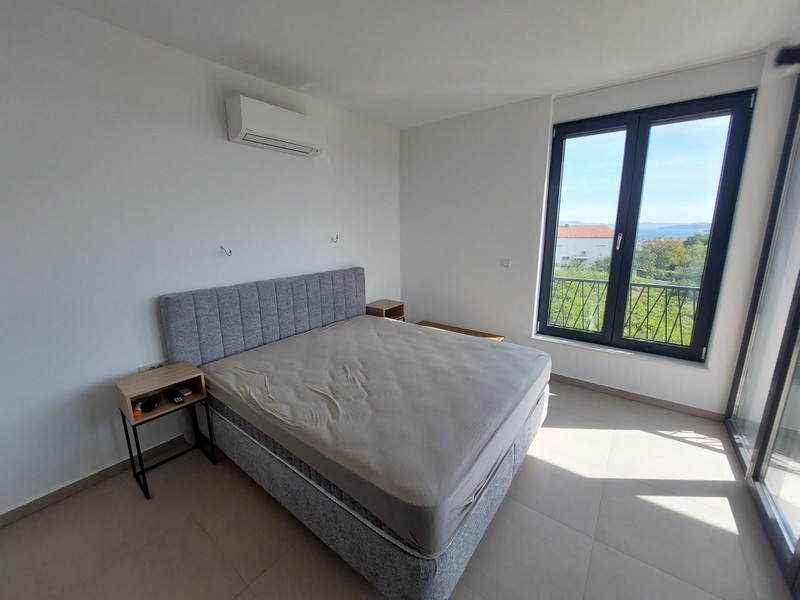 Camera da letto con grandi finestre e aria condizionata