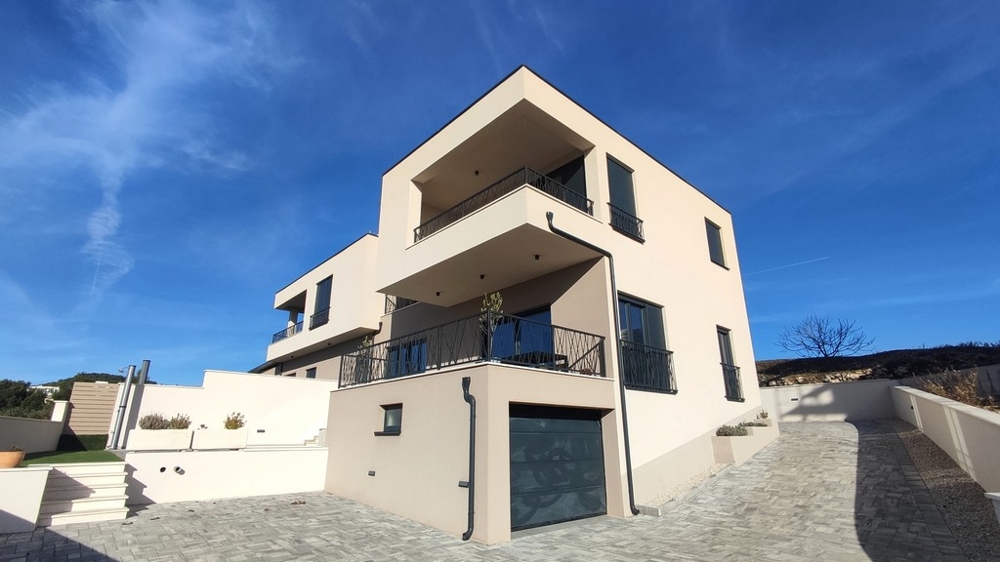 Casa bifamiliare moderna con garage e terrazze