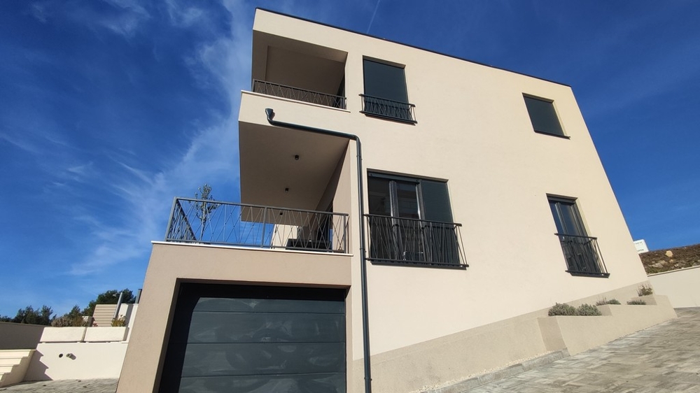 Facciata moderna della casa con balconi in posizione tranquilla