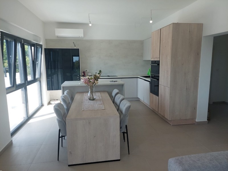 Zona giorno aperta con cucina e zona pranzo