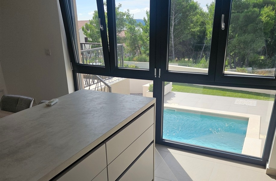 Angolo cucina con vista su piscina e giardino