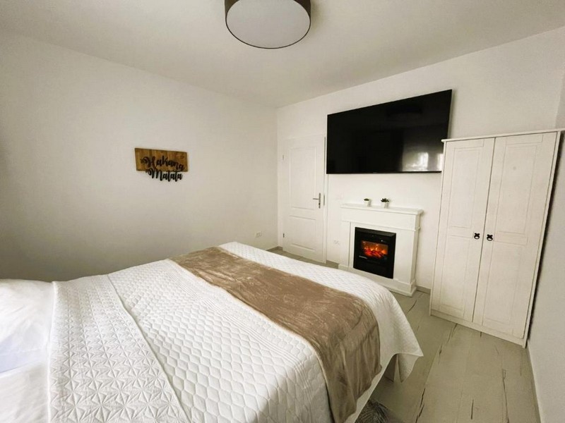 Camera da letto con camino.