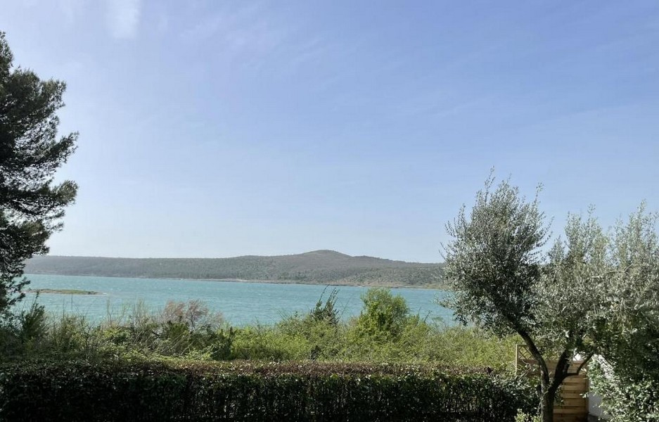 Vista mare dal giardino del bungalow H3795, in vendita nella zona di Zadar a Posedarje.