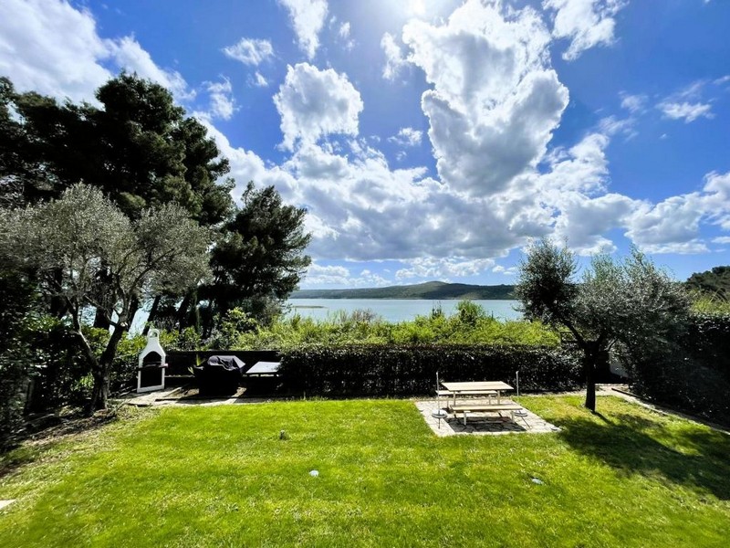 Giardino con vista mare e area grill