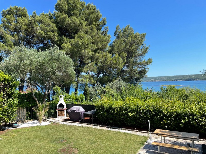 Giardino curato con terrazza