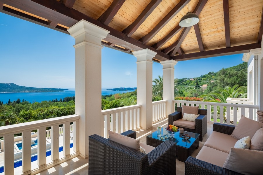 Terrazza coperta con salotto e vista mare