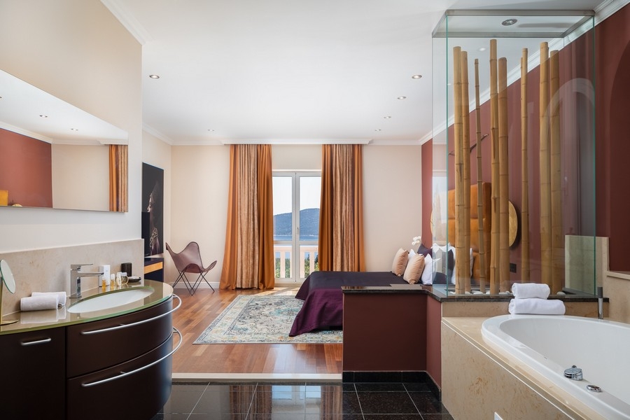 Camera da letto con bagno en suite e vista mare