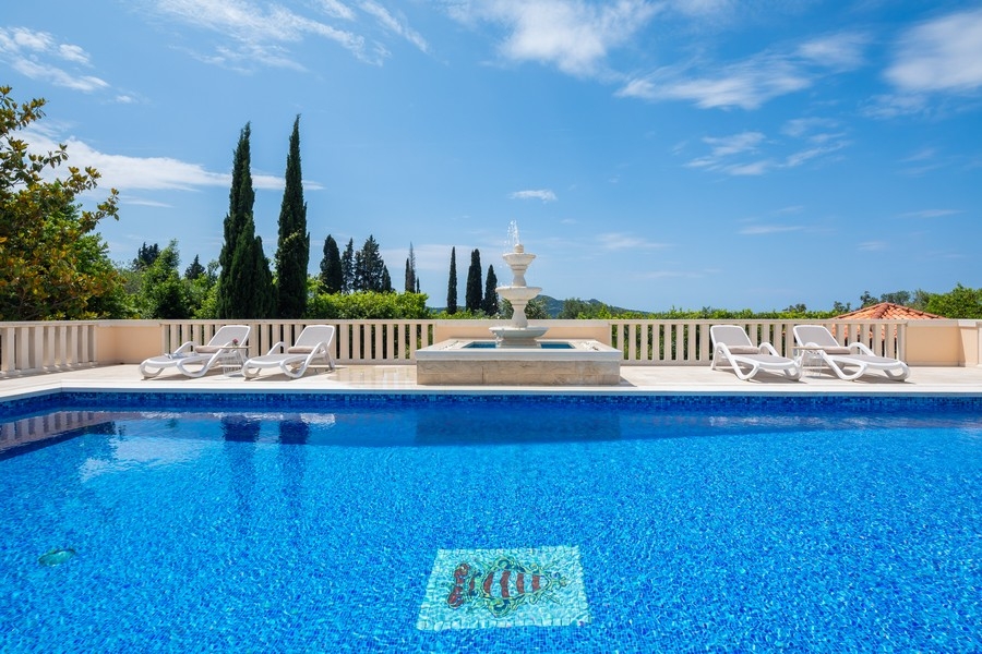 Piscina con fontana della villa H3800 a Dubrovnik, Croazia.