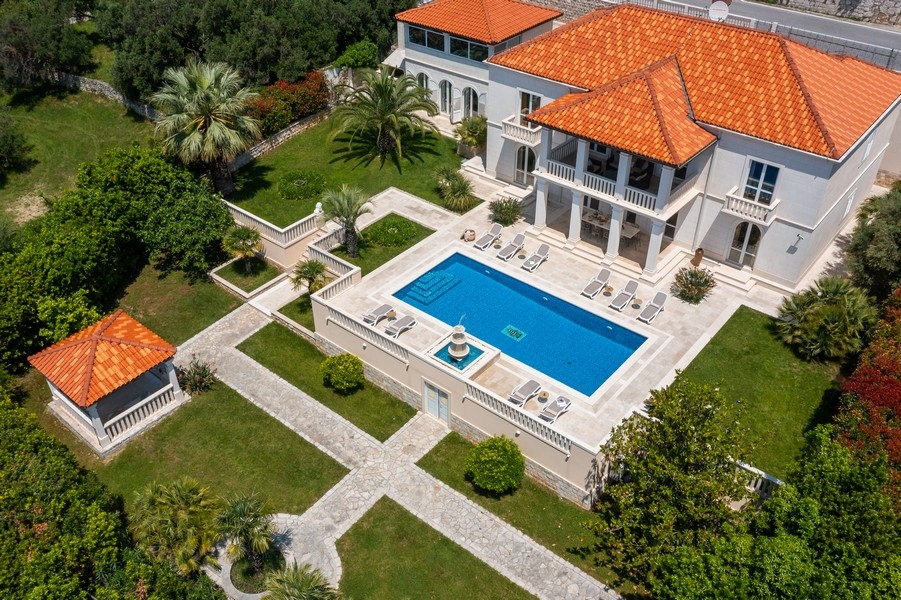 Vista aerea della villa con piscina e giardino