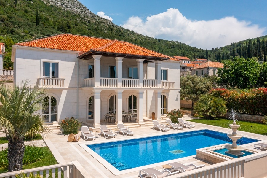 Vista esterna della villa con piscina e terrazza