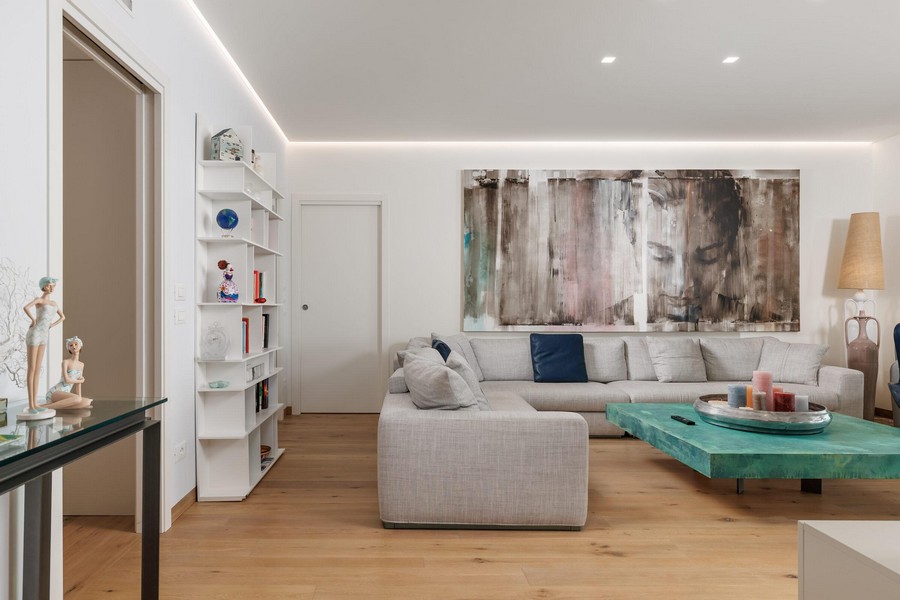 Soggiorno con mobili di design e pavimento in legno