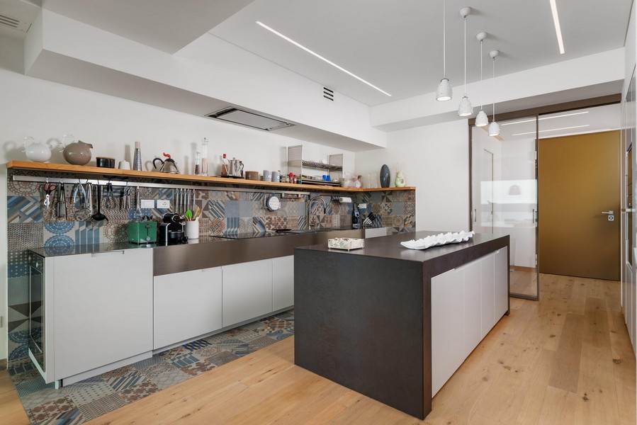 Cucina moderna con isola
