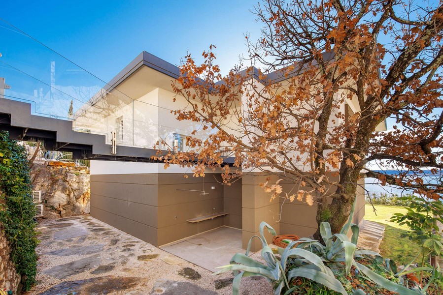 Ingresso di una villa moderna in posizione collinare