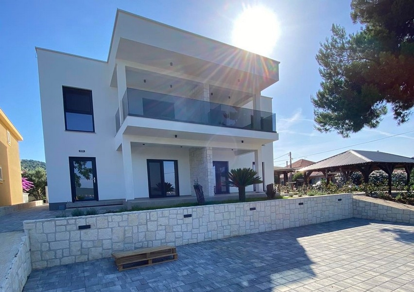 Villa bianca con parapetti in vetro in controluce
