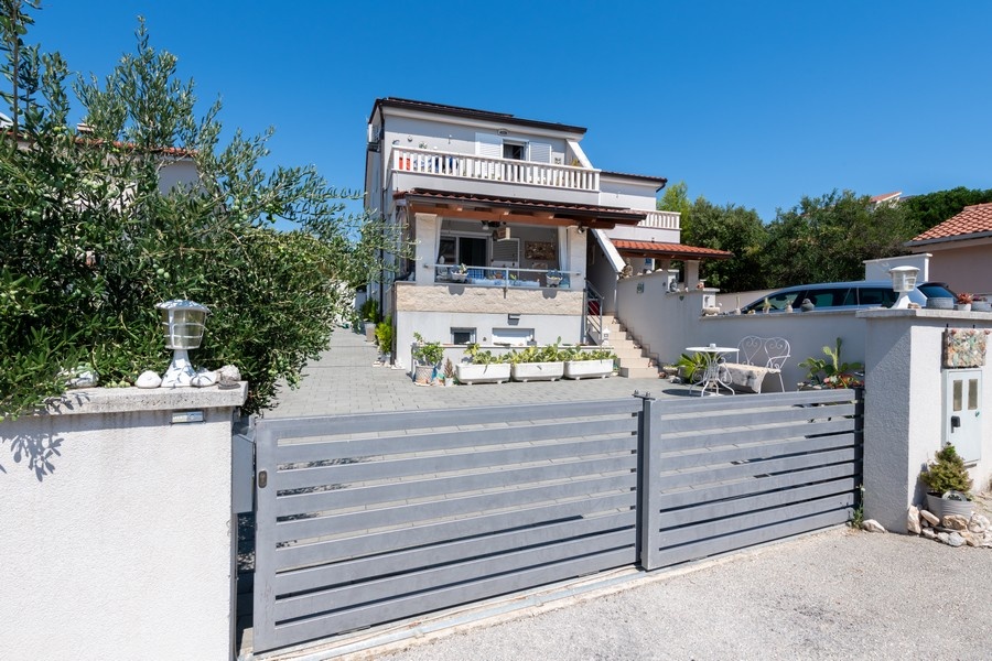 Casa bifamiliare con terrazza e balcone vicino a Rogoznica