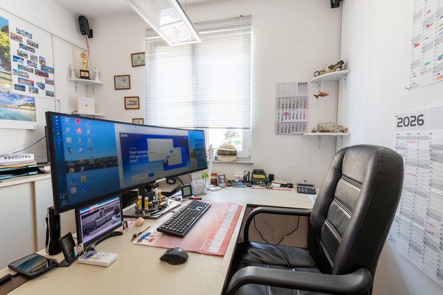 Studio con scrivania e sedia da ufficio