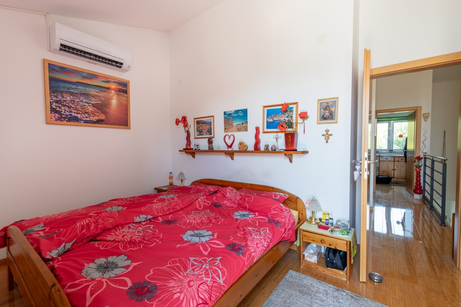 Camera da letto con letto matrimoniale e climatizzazione