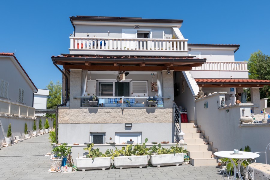 Vista frontale della casa con terrazza coperta