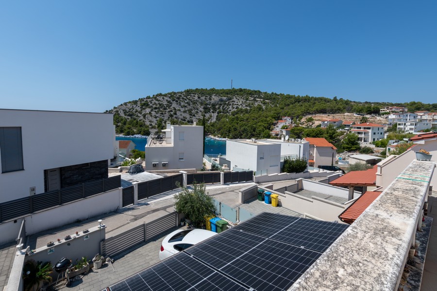 Piazzale pavimentato con posti a sedere in Croazia