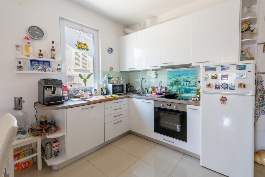 Cucina con blocco su misura e forno