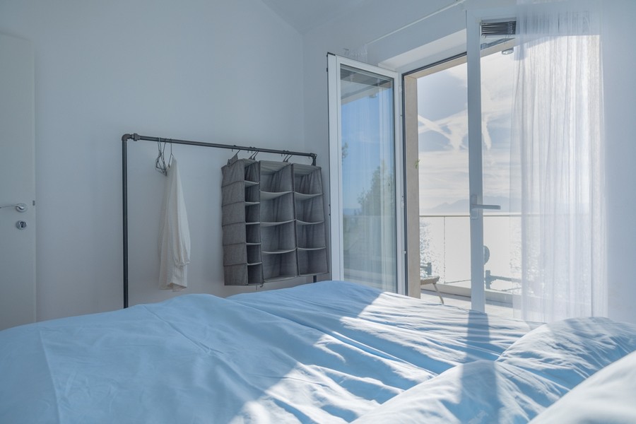 Camera da letto con accesso al balcone e vista mare