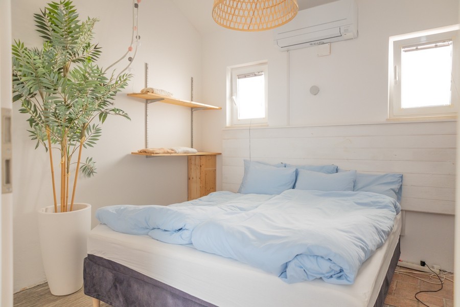 Camera da letto con letto matrimoniale e aria condizionata