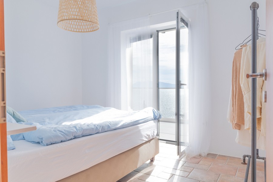 Camera da letto luminosa con vista aperta sul mare