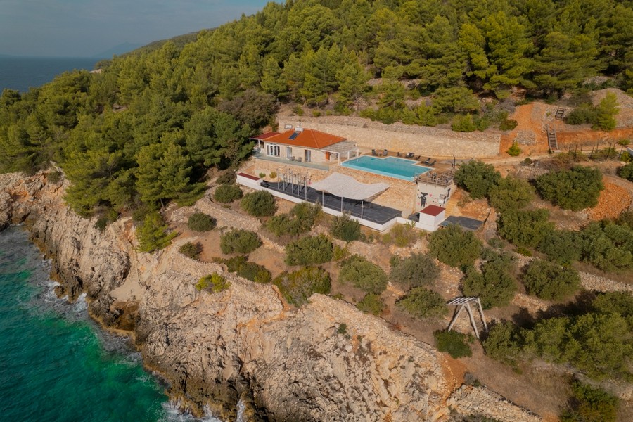Casa con piscina in prima fila al mare in vendita in Croazia.