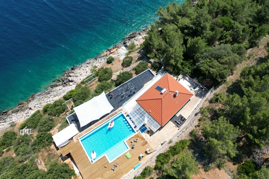 Vista aerea della villa in prima fila al mare con piscina e terrazza solarium