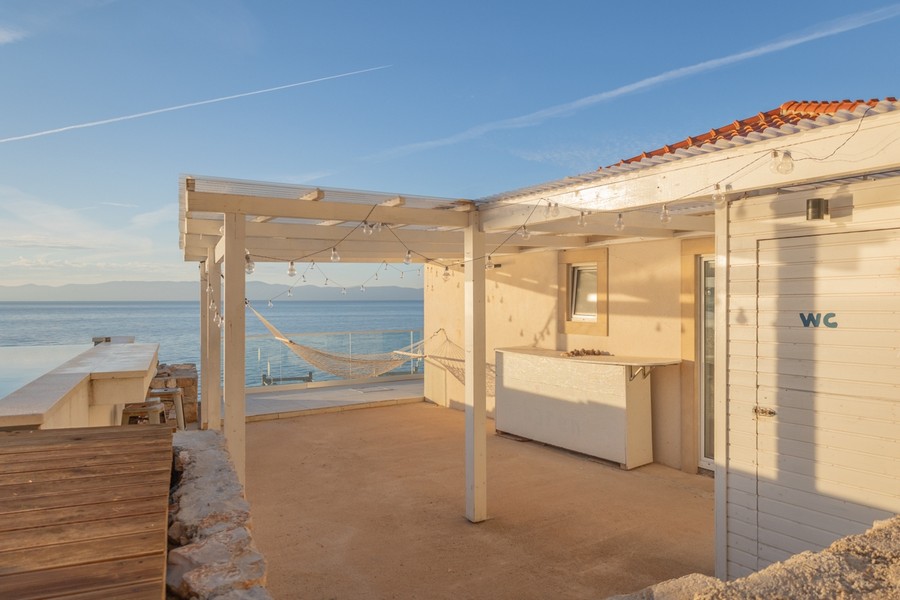 Terrazza coperta con bar esterno e vista sul mare