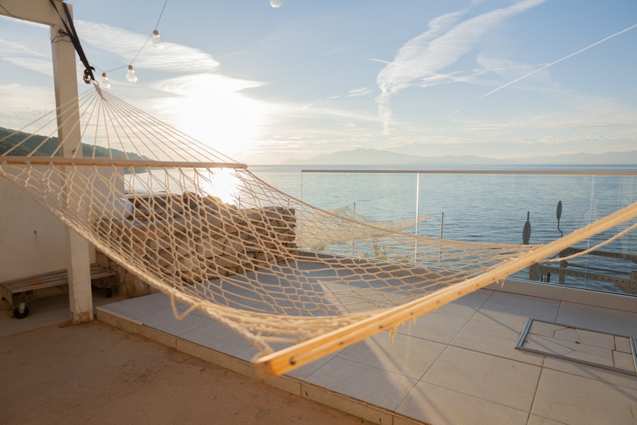 Amaca sulla terrazza in posizione direttamente sull'acqua