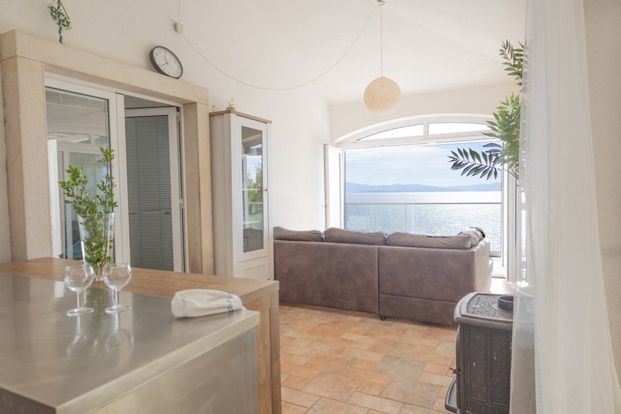 Zona giorno con grande vetrata e vista panoramica sul mare