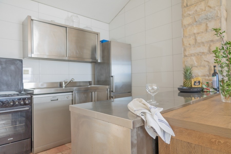 Cucina moderna con elementi in acciaio inox