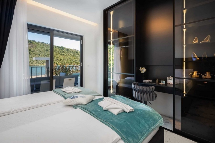 Camera da letto con vista mare e accesso al balcone