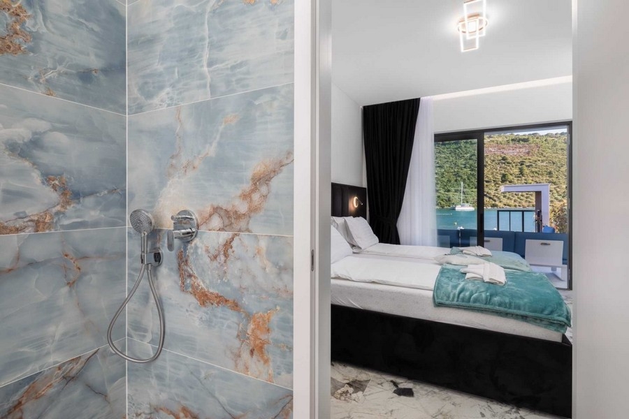 Bagno con piastrelle di grande formato e doccia