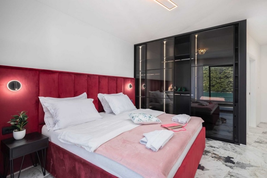 Camera da letto con armadio a muro e vista sull'acqua