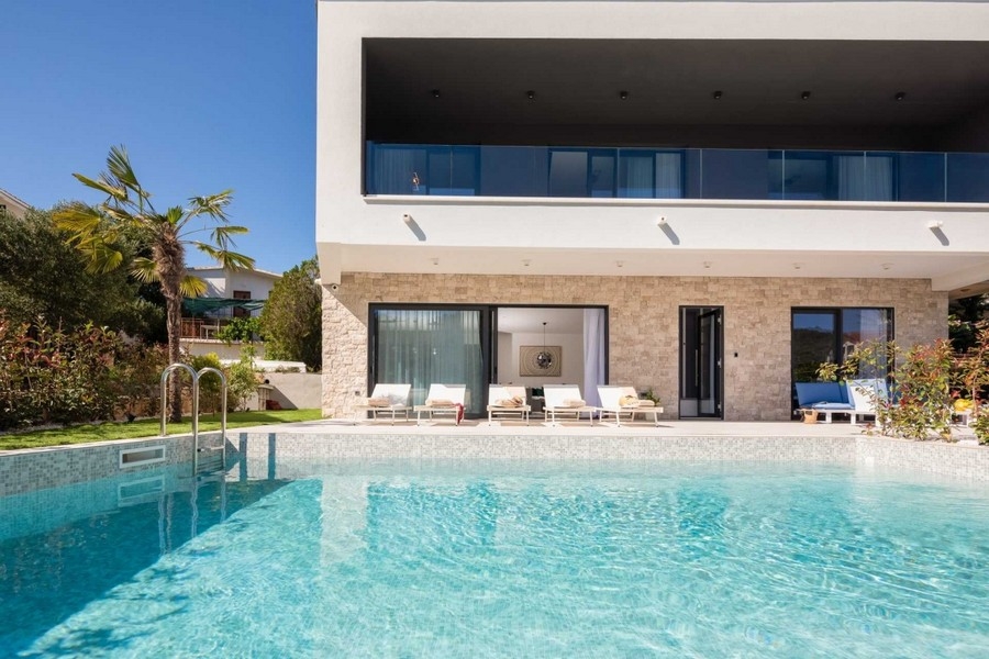 Immobile di lusso H3810 con piscina sul mare in Croazia.