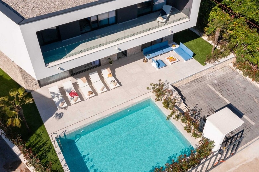 Villa moderna con piscina e balcone
