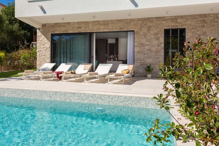 Solarium con lettini presso la piscina