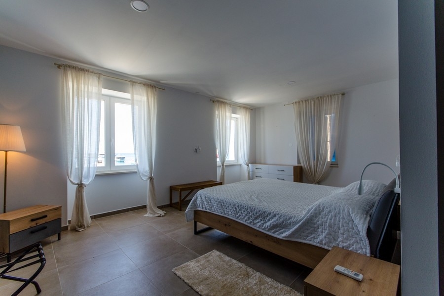Ampia camera da letto con vista mare