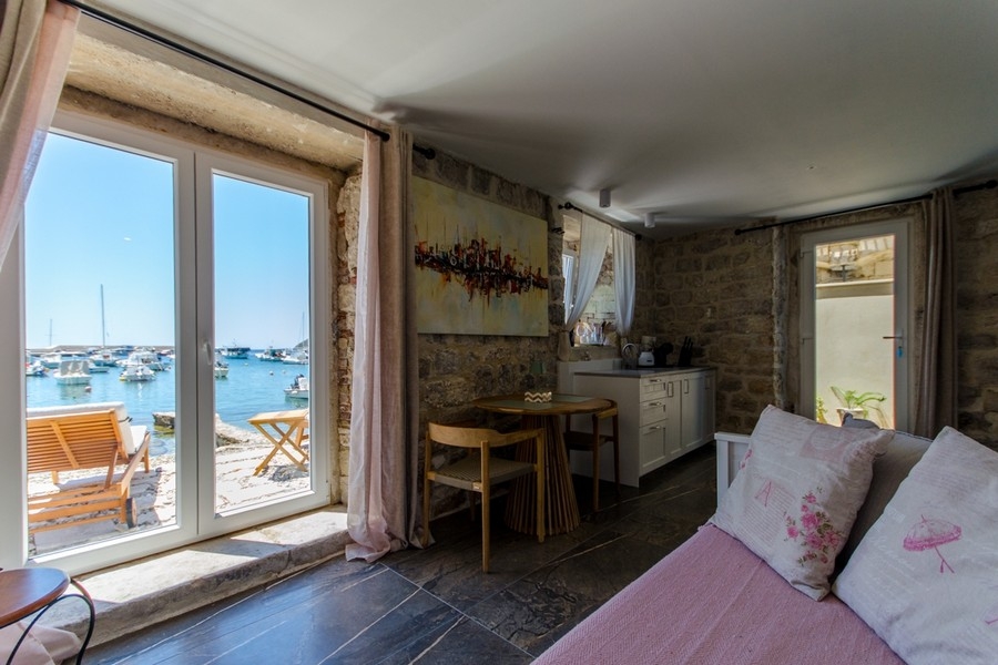 Soggiorno con vista sul porto e sul mare