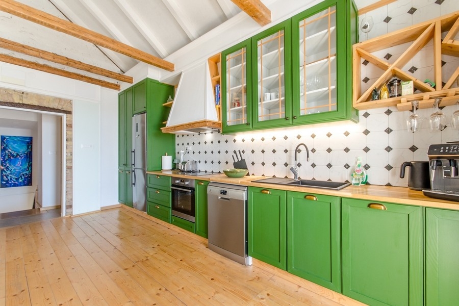 Cucina moderna con ante verdi ed elementi in legno