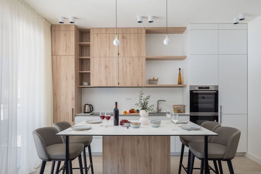 Cucina moderna componibile con isola e dettagli in legno