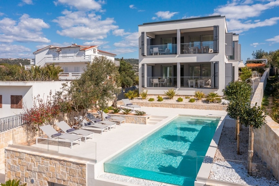 Villa di lusso direttamente sulla spiaggia in vendita vicino a Rogoznica, Dalmazia.