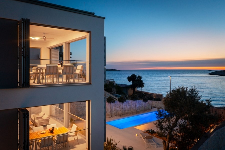 Villa con vista mare e piscina al tramonto