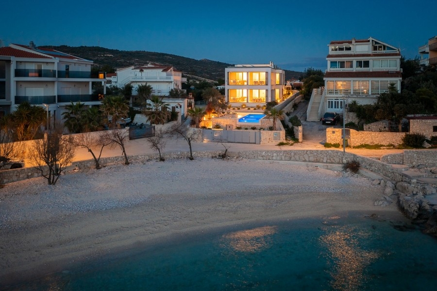 Immobile vicino alla spiaggia con area esterna illuminata la sera
